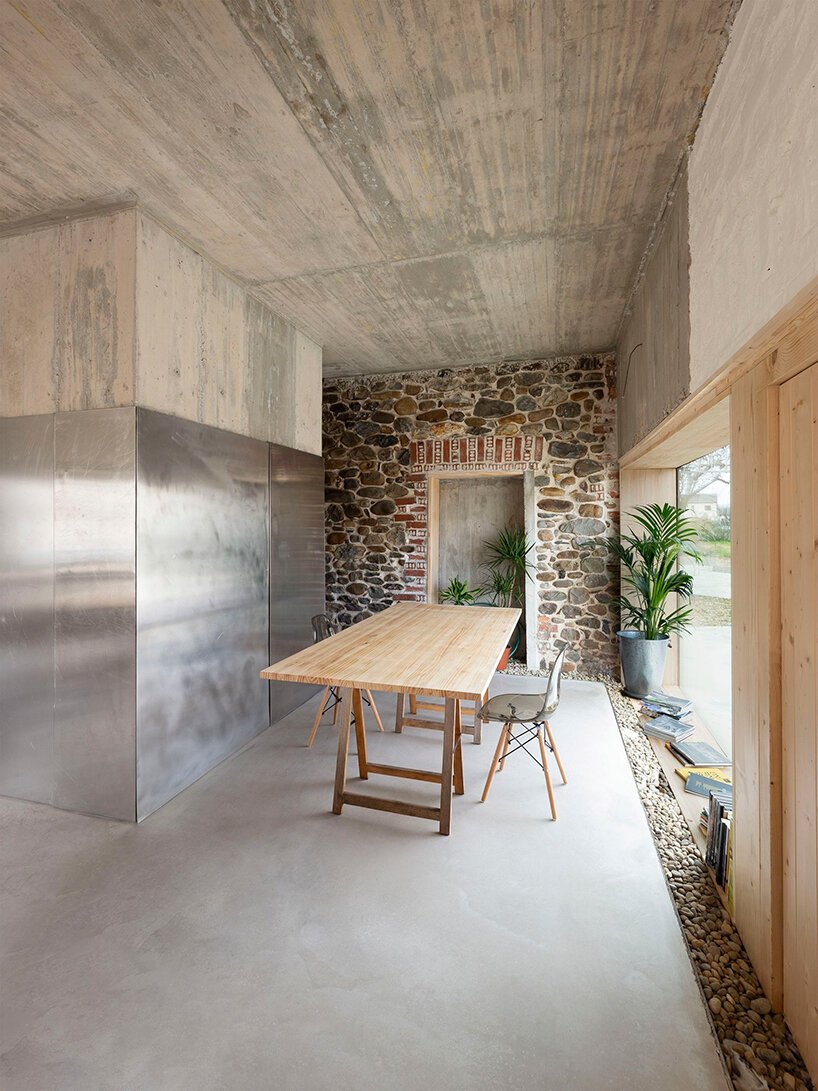 MCVR arquitectos 将一座石头农舍改造成现代化的联合办公空间 MCVR arquitectos 将一座石头农舍改造成现代化的联合办公空间