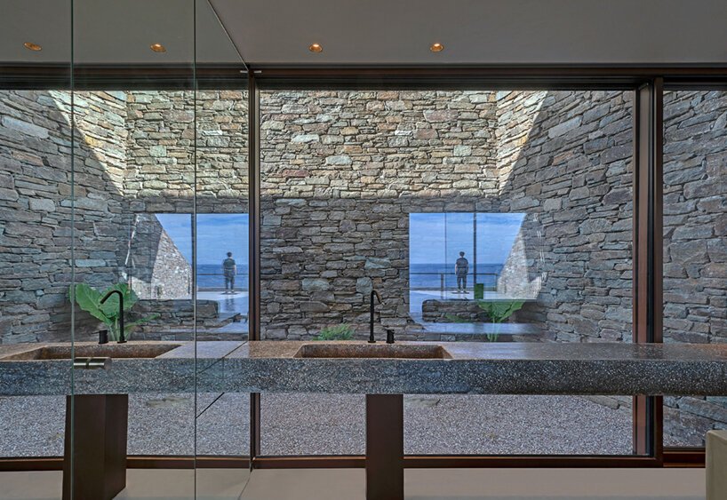 Mold Architects 将 nCAVED 房屋嵌入希腊岛屿悬崖 Mold Architects 将 nCAVED 房屋嵌入希腊岛屿悬崖