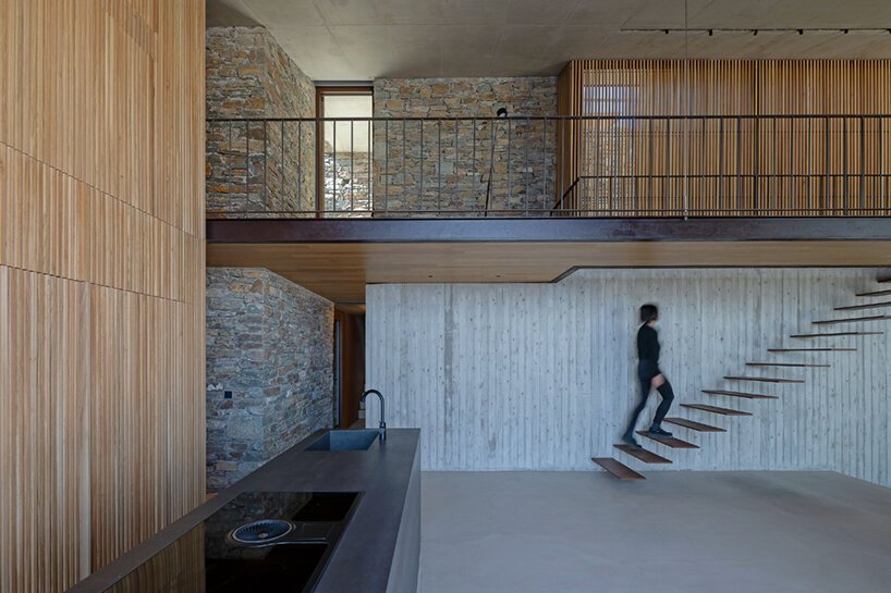 Mold Architects 将 nCAVED 房屋嵌入希腊岛屿悬崖 Mold Architects 将 nCAVED 房屋嵌入希腊岛屿悬崖