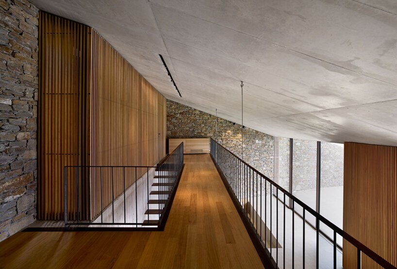 Mold Architects 将 nCAVED 房屋嵌入希腊岛屿悬崖 Mold Architects 将 nCAVED 房屋嵌入希腊岛屿悬崖