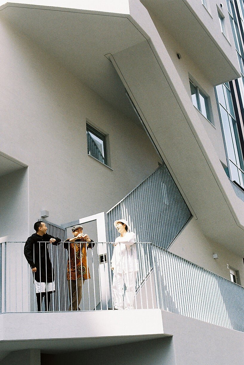 日建设计将荒川办公楼的外墙包裹在紧急楼梯中