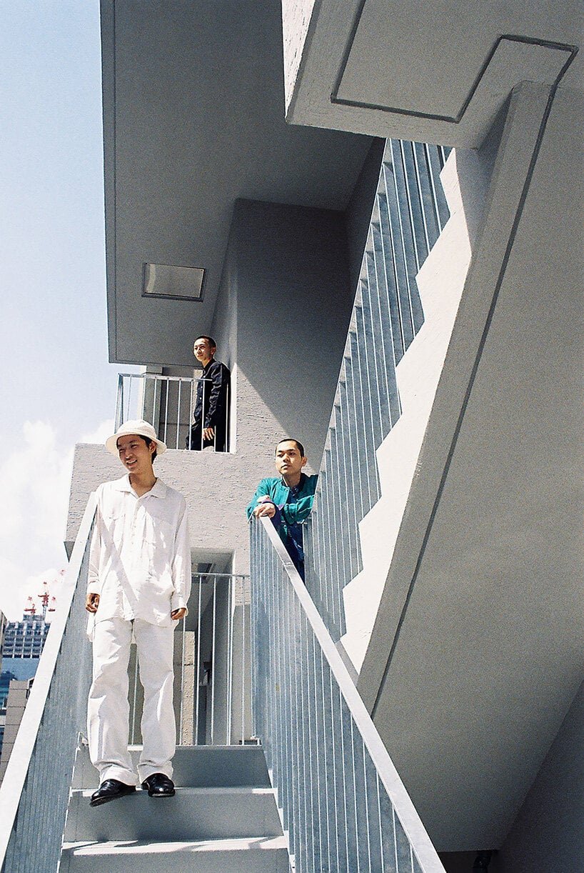 日建设计将荒川办公楼的外墙包裹在紧急楼梯中