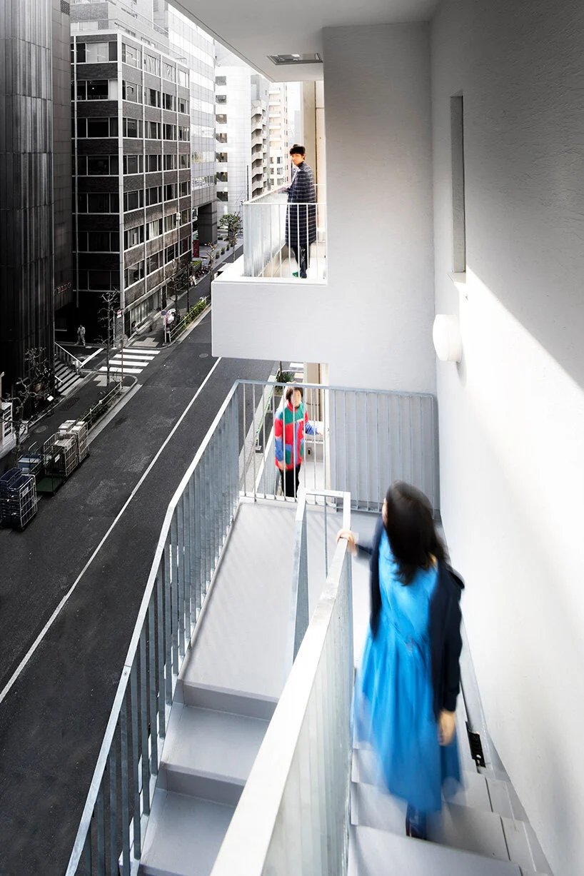 日建设计将荒川办公楼的外墙包裹在紧急楼梯中