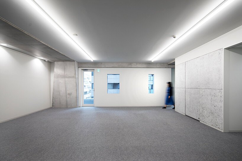 日建设计将荒川办公楼的外墙包裹在紧急楼梯中