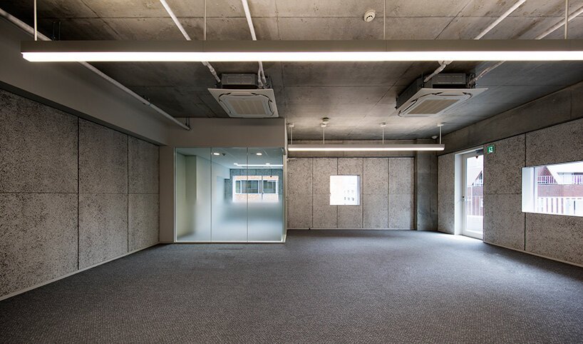 日建设计将荒川办公楼的外墙包裹在紧急楼梯中