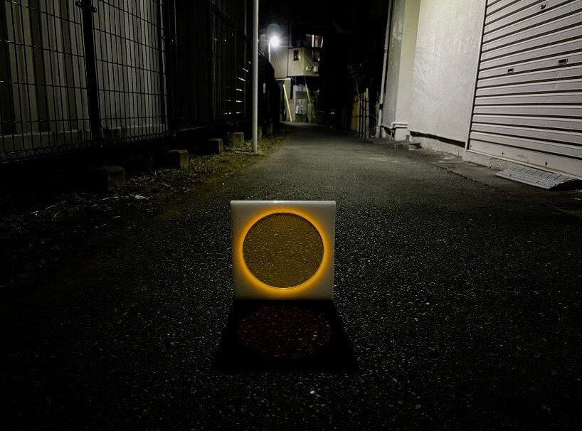 nisshoku 捕捉周围的光线，散发出日食般的光芒