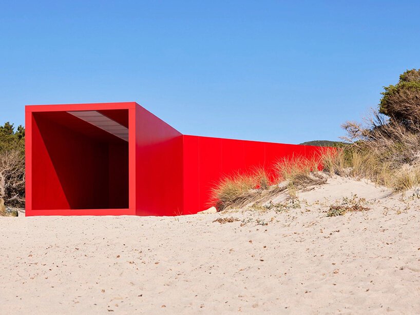 雷姆·库哈斯 (rem koolhaas) + AMO 将 Prada SS22 男装秀带到撒丁岛海滩 雷姆·库哈斯 (rem koolhaas) + AMO 将 Prada SS22 男装秀带到撒丁岛海滩