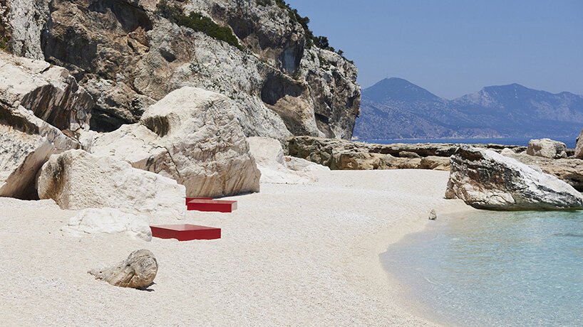 雷姆·库哈斯 (rem koolhaas) + AMO 将 Prada SS22 男装秀带到撒丁岛海滩 雷姆·库哈斯 (rem koolhaas) + AMO 将 Prada SS22 男装秀带到撒丁岛海滩