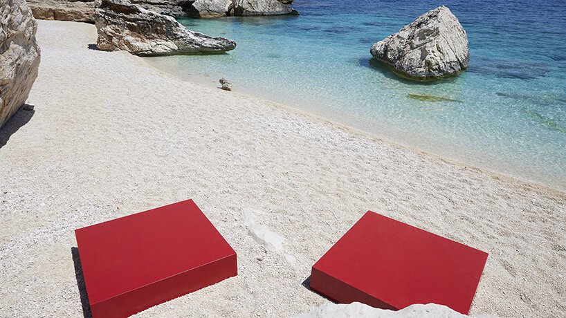 雷姆·库哈斯 (rem koolhaas) + AMO 将 Prada SS22 男装秀带到撒丁岛海滩 雷姆·库哈斯 (rem koolhaas) + AMO 将 Prada SS22 男装秀带到撒丁岛海滩