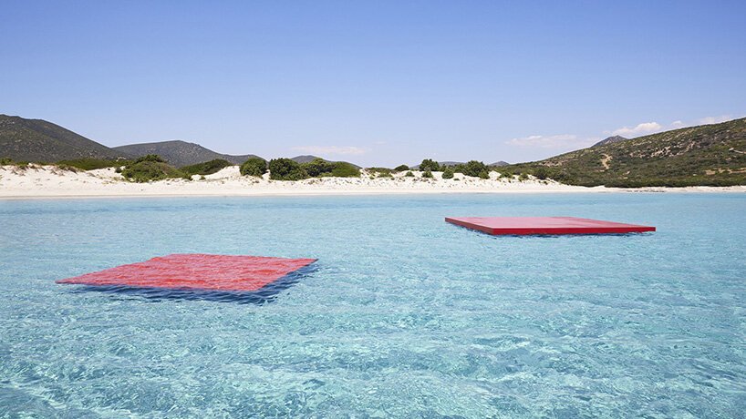 雷姆·库哈斯 (rem koolhaas) + AMO 将 Prada SS22 男装秀带到撒丁岛海滩 雷姆·库哈斯 (rem koolhaas) + AMO 将 Prada SS22 男装秀带到撒丁岛海滩