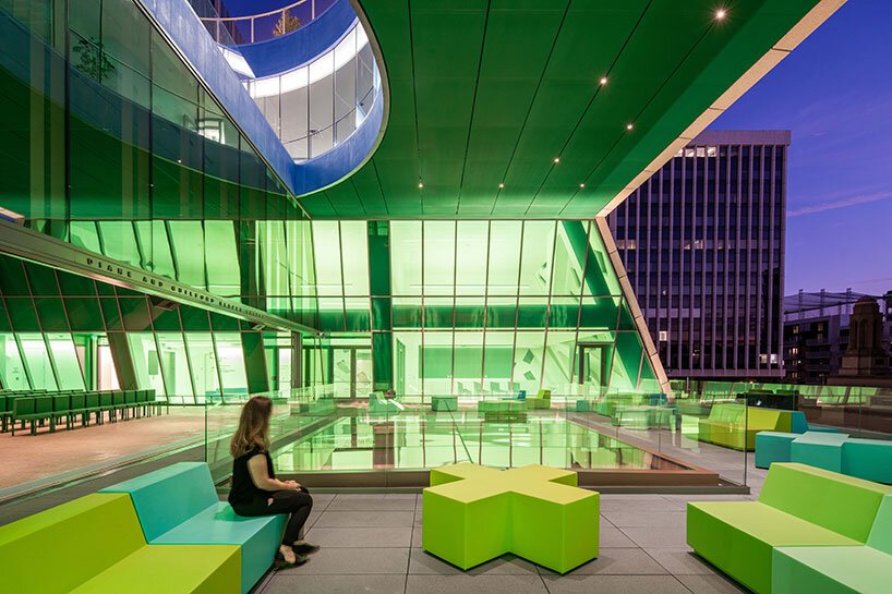 OMA 完成了其在洛杉矶的犹太寺庙，引入了标志性的、光芒四射的巨石