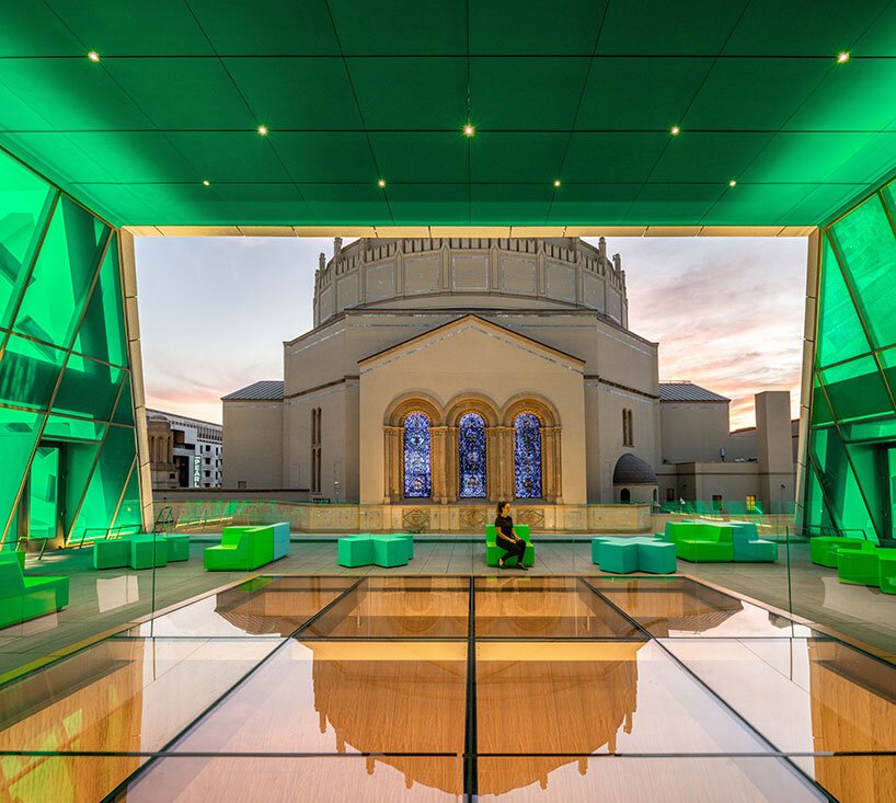 OMA 完成了其在洛杉矶的犹太寺庙，引入了标志性的、光芒四射的巨石