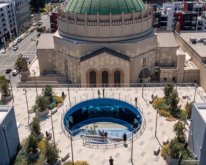 OMA 完成了其在洛杉矶的犹太寺庙，引入了标志性的、光芒四射的巨石
