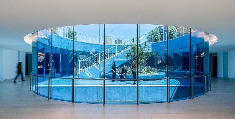 OMA 完成了其在洛杉矶的犹太寺庙，引入了标志性的、光芒四射的巨石