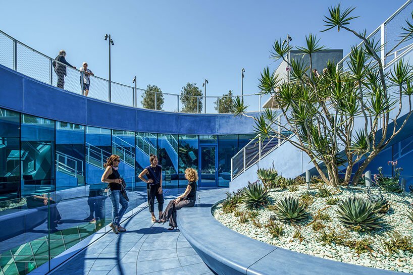 OMA 完成了其在洛杉矶的犹太寺庙，引入了标志性的、光芒四射的巨石