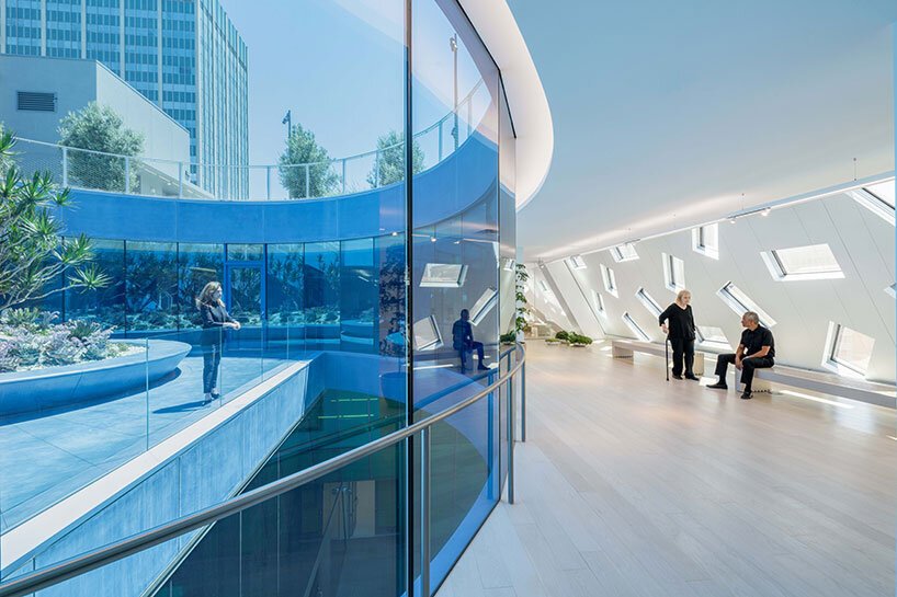 OMA 完成了其在洛杉矶的犹太寺庙，引入了标志性的、光芒四射的巨石