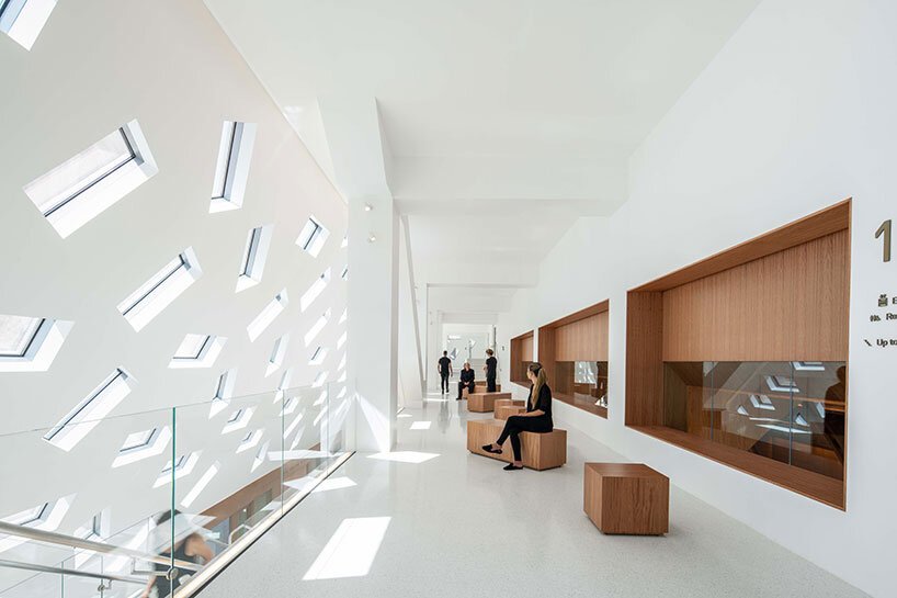 OMA 完成了其在洛杉矶的犹太寺庙，引入了标志性的、光芒四射的巨石