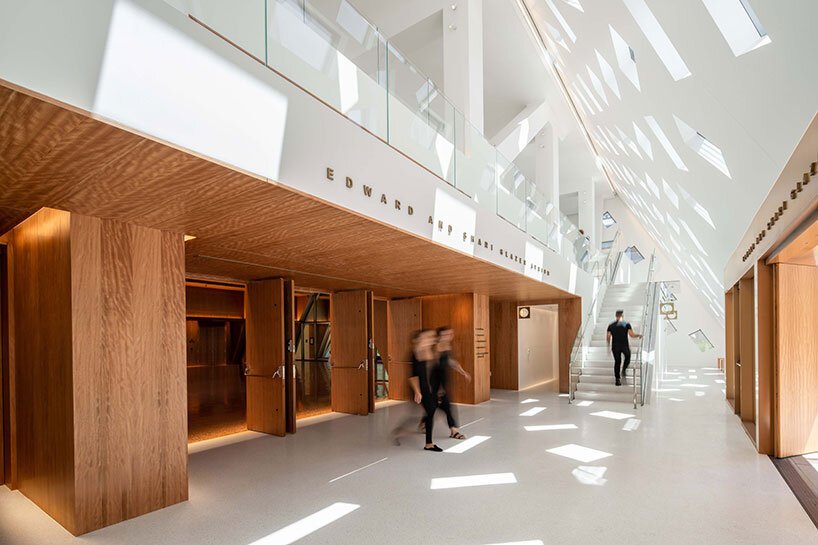 OMA 完成了其在洛杉矶的犹太寺庙，引入了标志性的、光芒四射的巨石