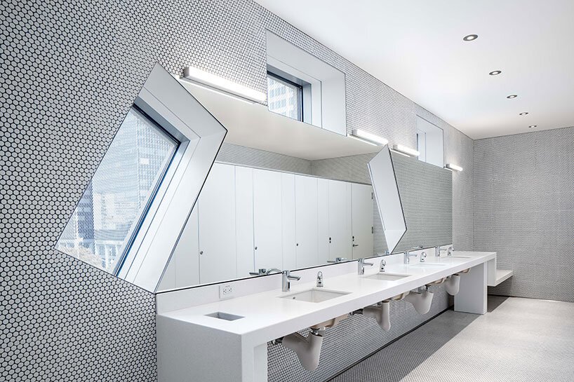 OMA 完成了其在洛杉矶的犹太寺庙，引入了标志性的、光芒四射的巨石