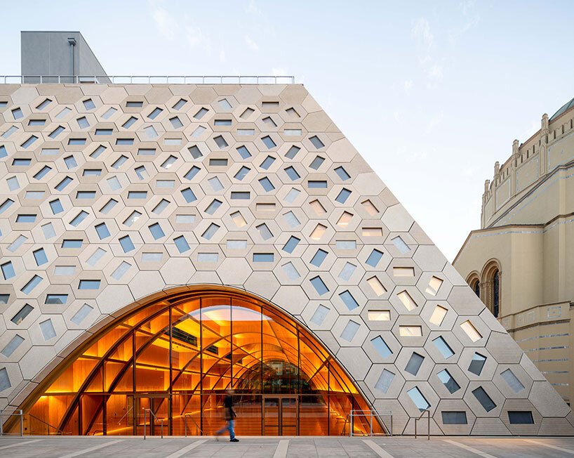 OMA 完成了其在洛杉矶的犹太寺庙，引入了标志性的、光芒四射的巨石