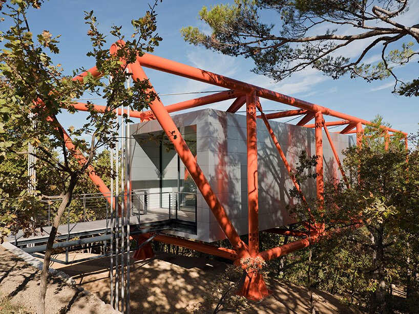 RSHP 将“理查德·罗杰斯绘画画廊”悬臂于拉科斯特城堡上方