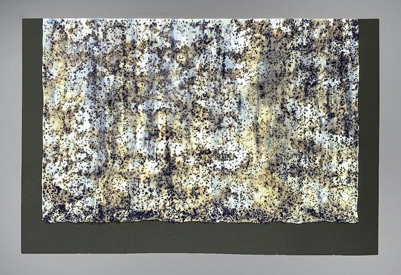 艺术家 soo sunny 公园位于有限的空间中，并将光线作为雕塑材料