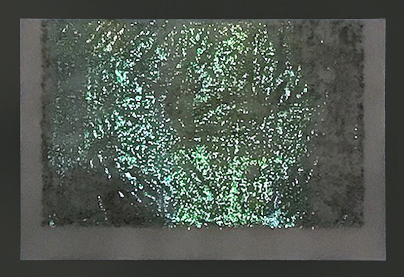 艺术家 soo sunny 公园位于有限的空间中，并将光线作为雕塑材料