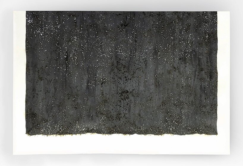 艺术家 soo sunny 公园位于有限的空间中，并将光线作为雕塑材料