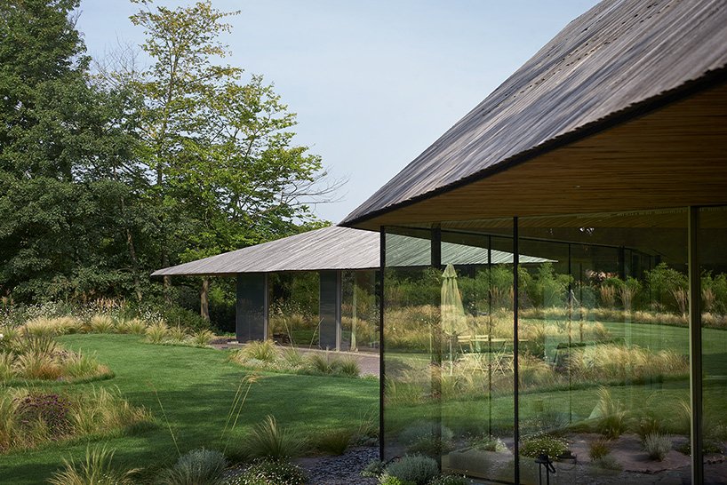 TANK 在法国北部的雕塑木屋顶下隐藏了“maison mouvaux” TANK 在法国北部的雕塑木屋顶下隐藏了“maison mouvaux”