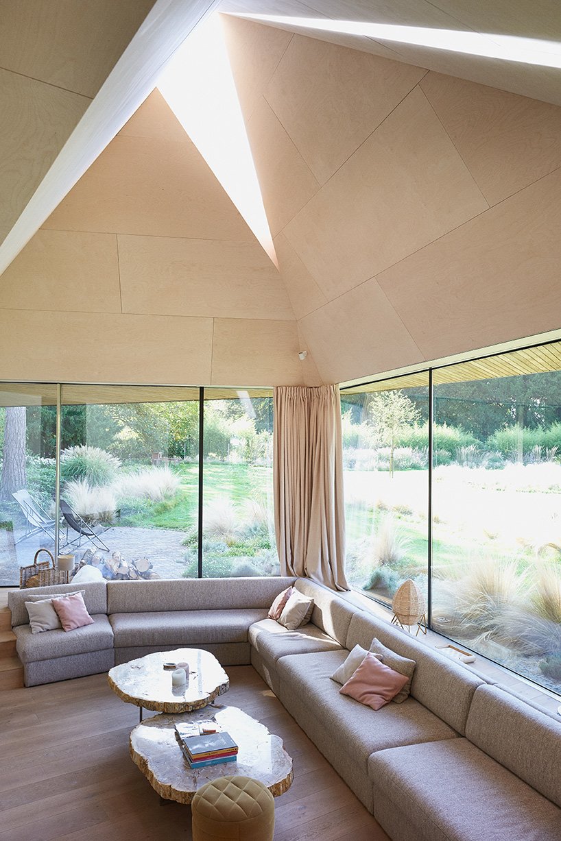 TANK 在法国北部的雕塑木屋顶下隐藏了“maison mouvaux” TANK 在法国北部的雕塑木屋顶下隐藏了“maison mouvaux”