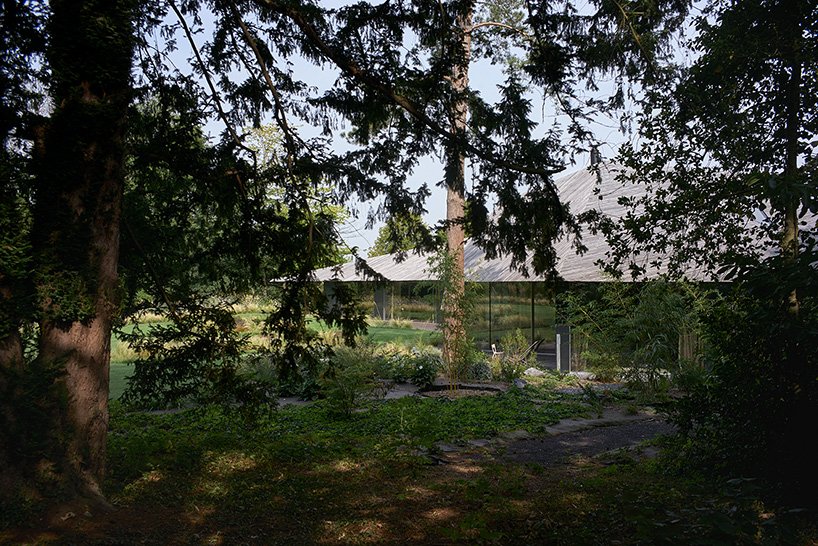 TANK 在法国北部的雕塑木屋顶下隐藏了“maison mouvaux” TANK 在法国北部的雕塑木屋顶下隐藏了“maison mouvaux”