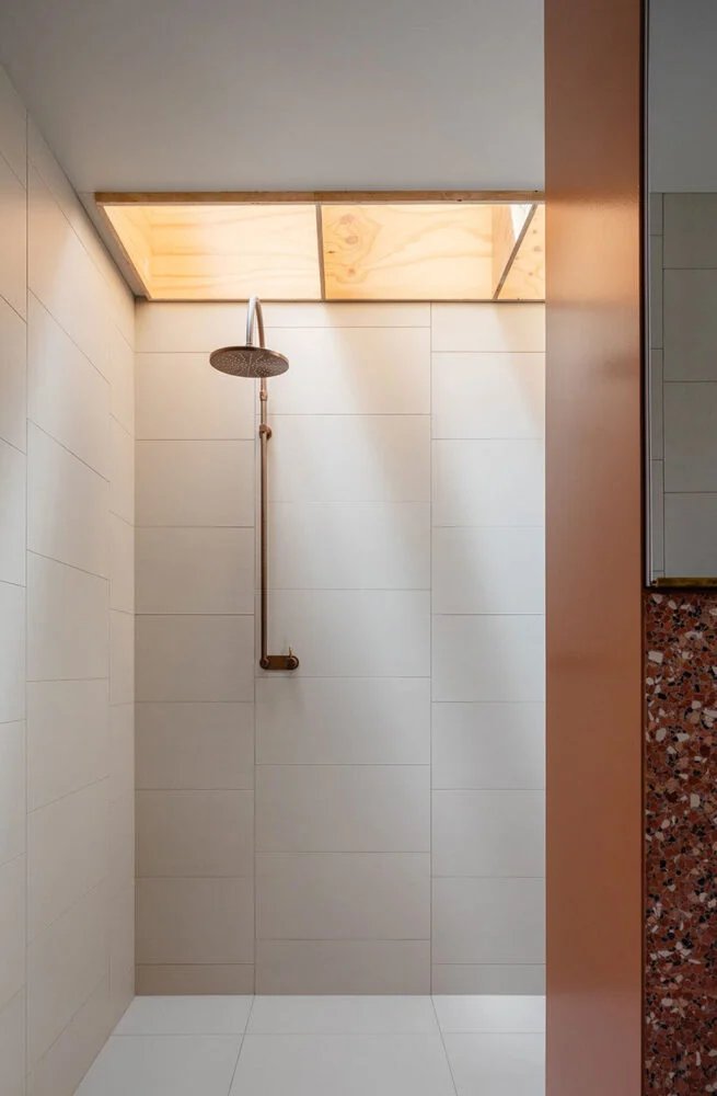 部落工作室的“bundeena house”原型重塑了澳大利亚预制套件住宅