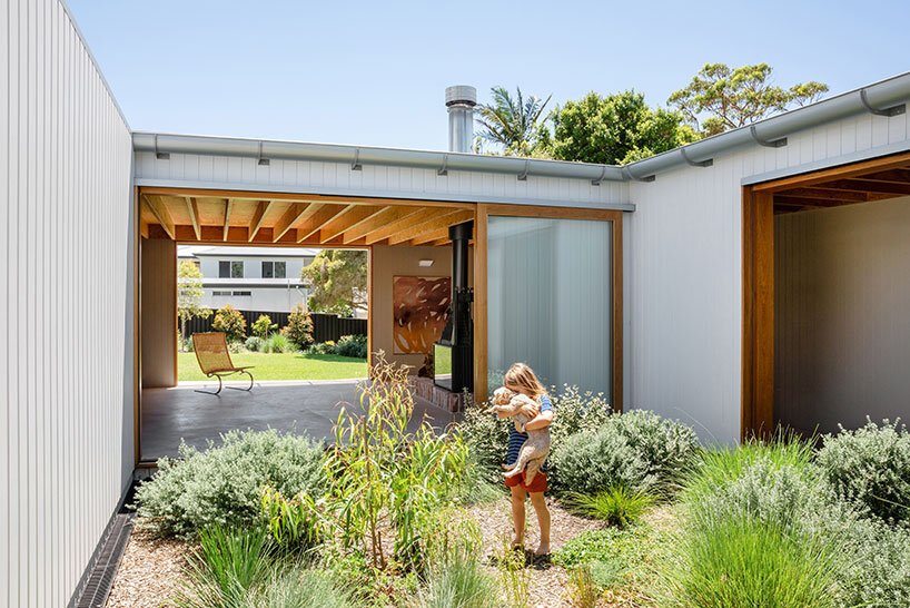 部落工作室的“bundeena house”原型重塑了澳大利亚预制套件住宅
