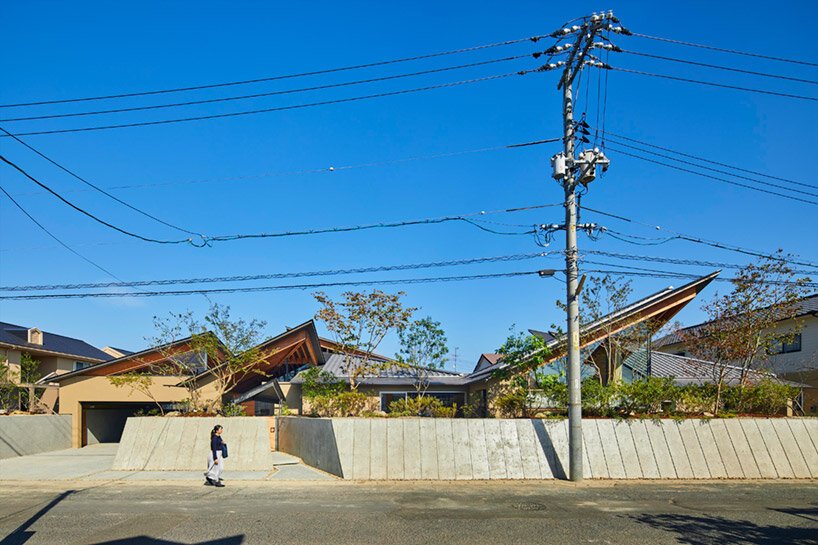 UID 建筑事务所的日本蝴蝶屋由一组折叠屋顶组成