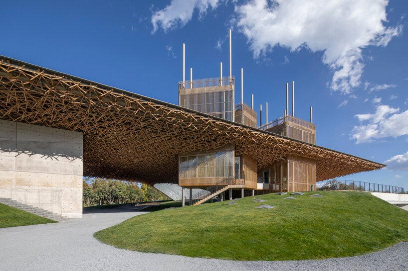 中国杨丽坪演艺中心悬臂式格子屋顶