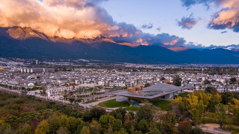 中国杨丽坪演艺中心悬臂式格子屋顶