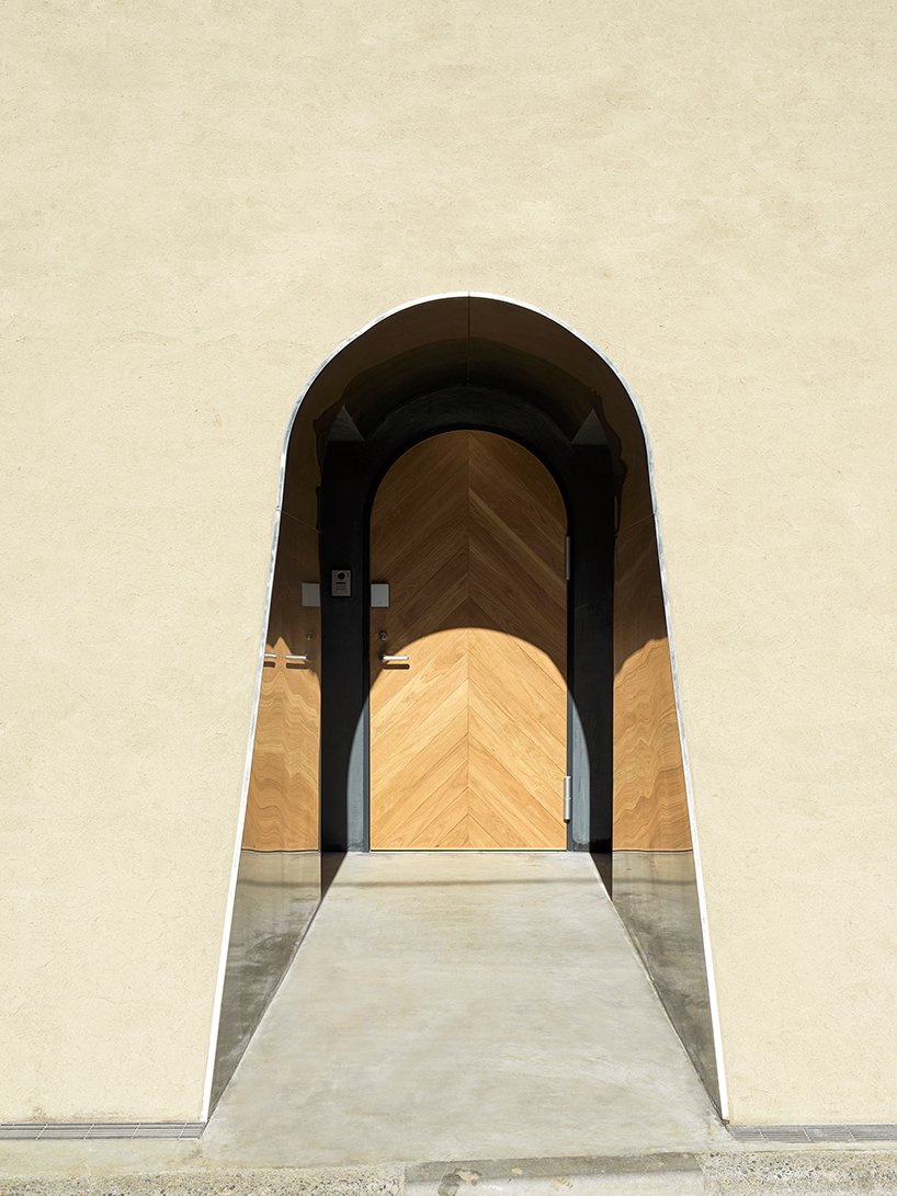 艺术家在东京错层式的家庭工作室以宽阔内向的立面作为庇护所