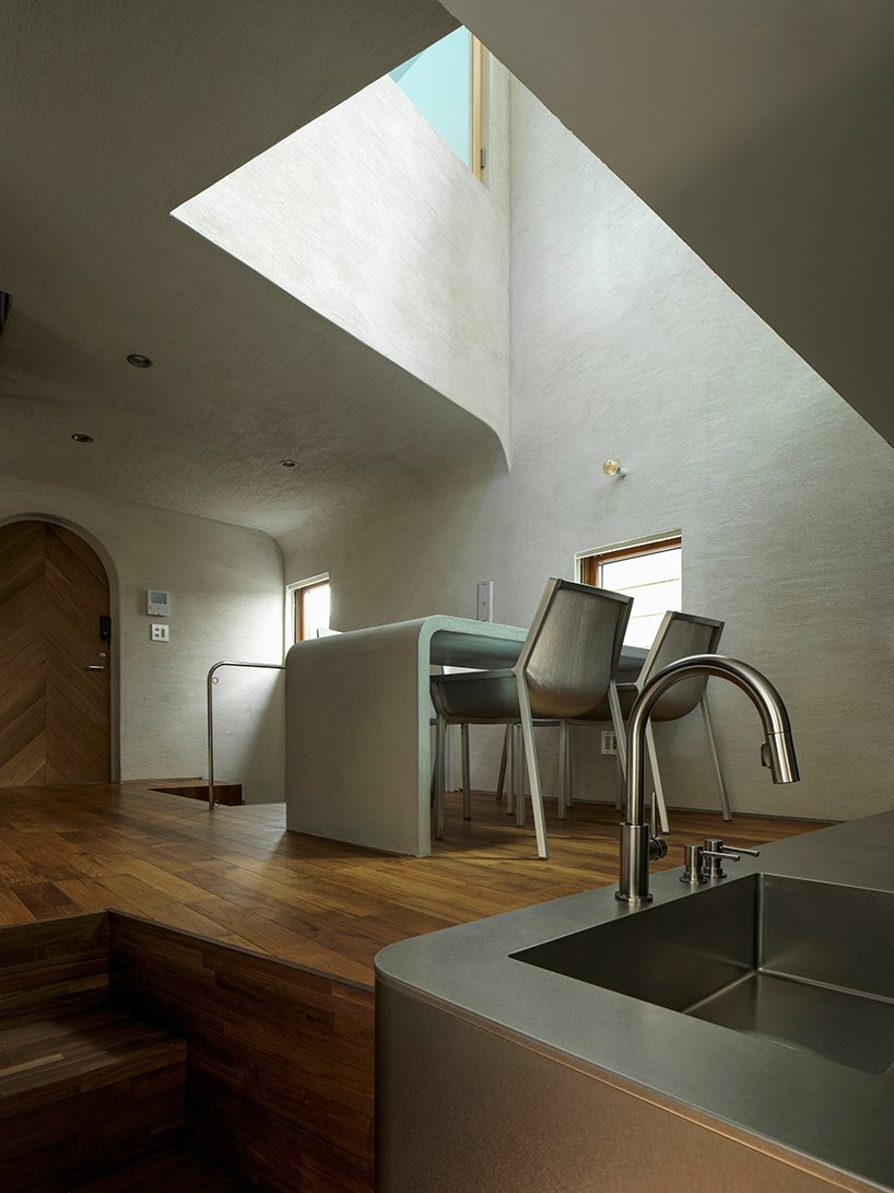 艺术家在东京错层式的家庭工作室以宽阔内向的立面作为庇护所