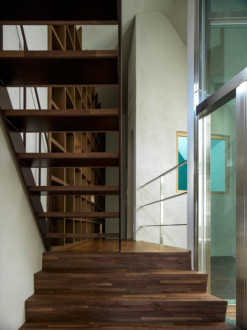 艺术家在东京错层式的家庭工作室以宽阔内向的立面作为庇护所