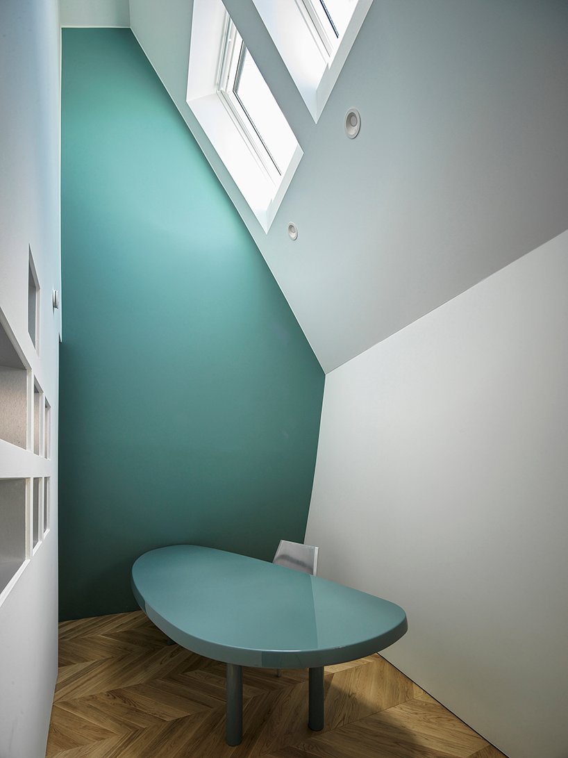 艺术家在东京错层式的家庭工作室以宽阔内向的立面作为庇护所