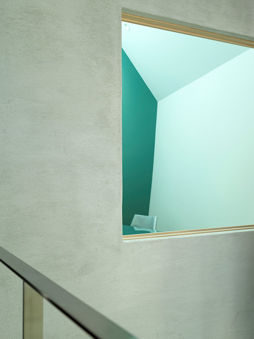 艺术家在东京错层式的家庭工作室以宽阔内向的立面作为庇护所