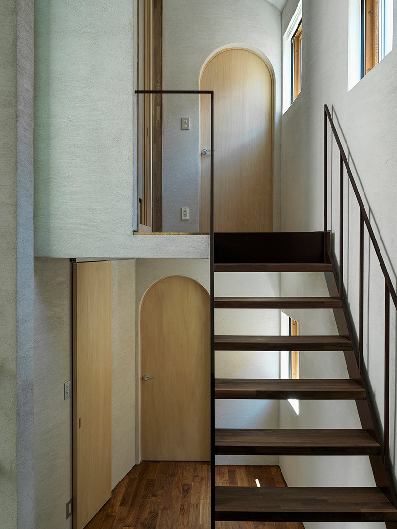 艺术家在东京错层式的家庭工作室以宽阔内向的立面作为庇护所