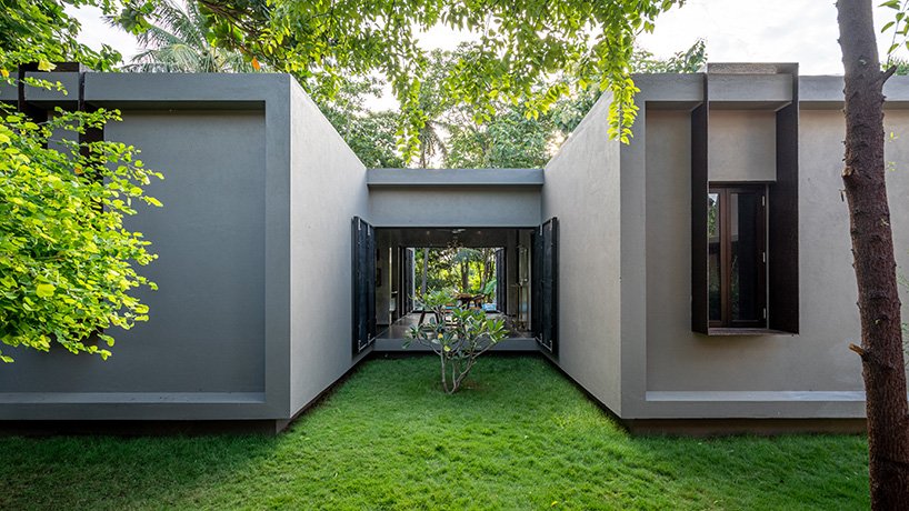 这座乡村风格的住宅坐落在印度郁郁葱葱的绿树之中，适合周末度假