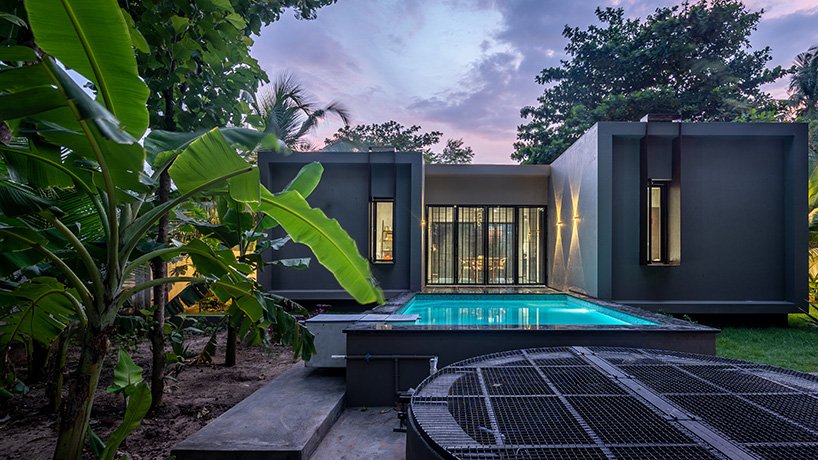 这座乡村风格的住宅坐落在印度郁郁葱葱的绿树之中，适合周末度假