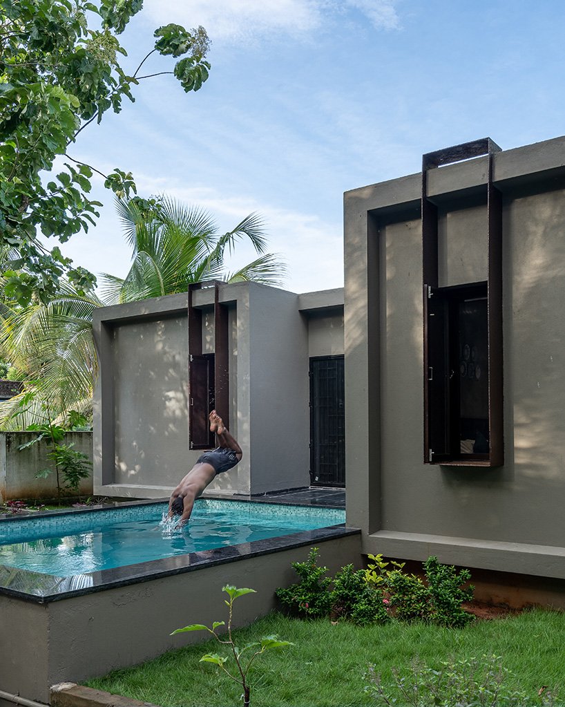 这座乡村风格的住宅坐落在印度郁郁葱葱的绿树之中，适合周末度假