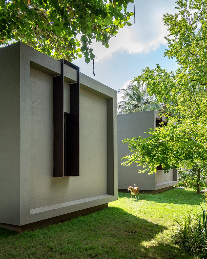 这座乡村风格的住宅坐落在印度郁郁葱葱的绿树之中，适合周末度假