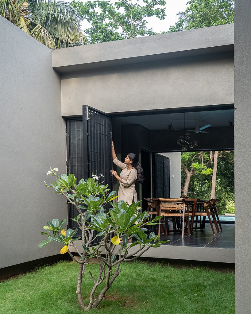 这座乡村风格的住宅坐落在印度郁郁葱葱的绿树之中，适合周末度假