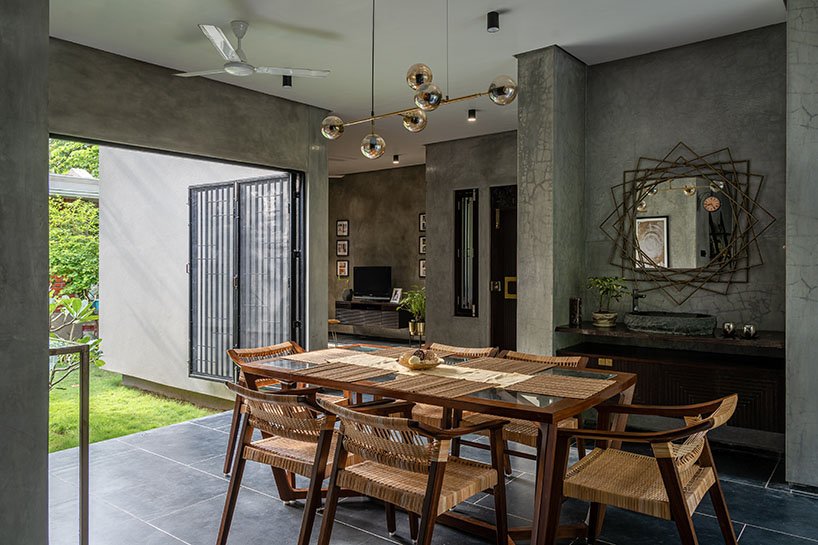 这座乡村风格的住宅坐落在印度郁郁葱葱的绿树之中，适合周末度假