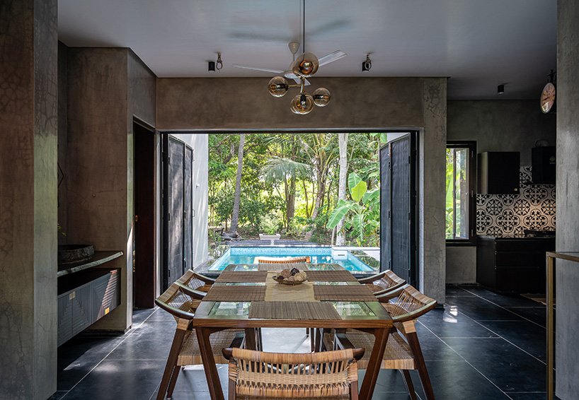 这座乡村风格的住宅坐落在印度郁郁葱葱的绿树之中，适合周末度假