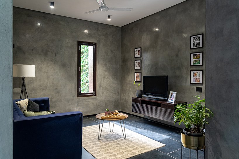 这座乡村风格的住宅坐落在印度郁郁葱葱的绿树之中，适合周末度假